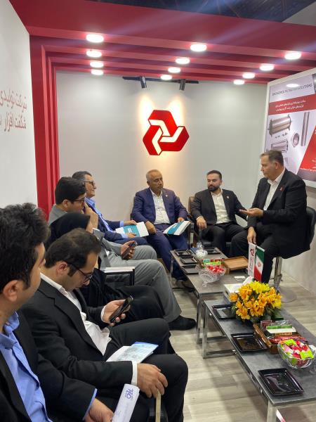 بازدید دکتر انصاری نیک و هئیت همراه از غرفه شگفت افزار