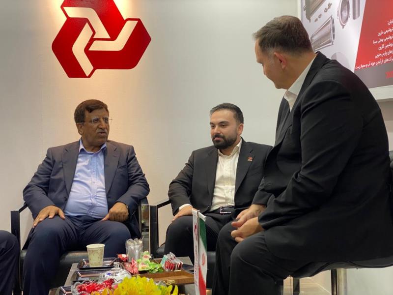 بازدید مهندس ازادی مدیریت محترم مجتمع شرکت پتروشیمی مارون از غرفه شگفت افزار